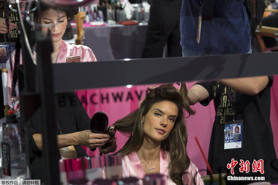 當(dāng)?shù)貢r(shí)間11月10日，2015維多利亞的秘密年度內(nèi)衣秀在紐約上演，模特在后臺(tái)緊張地準(zhǔn)備中。