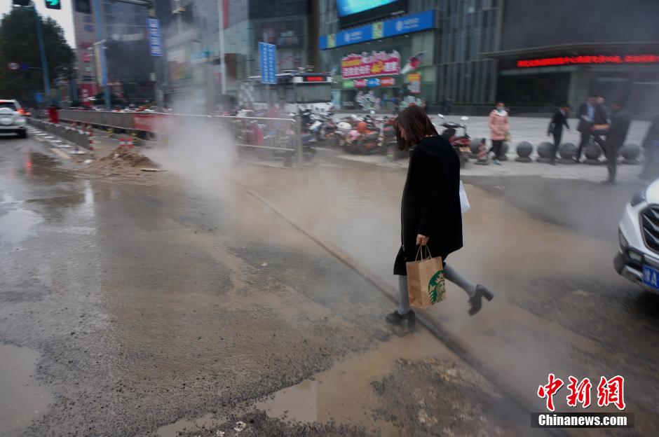 鄭州鬧市熱力管爆裂 行人車輛“騰云駕霧過險灘”