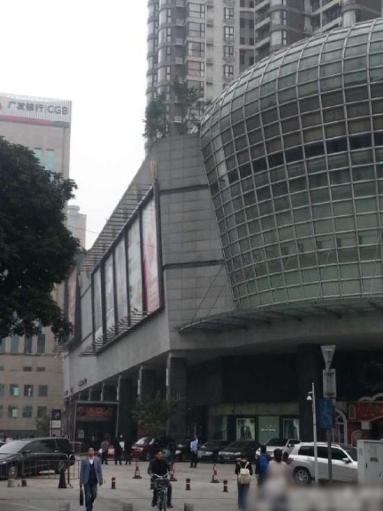 一輛停在停車位上的寶馬轎車，被墜落的樹枝砸中，樹枝徑直插入車內(nèi)，現(xiàn)場(chǎng)引發(fā)不少市民圍觀拍照。