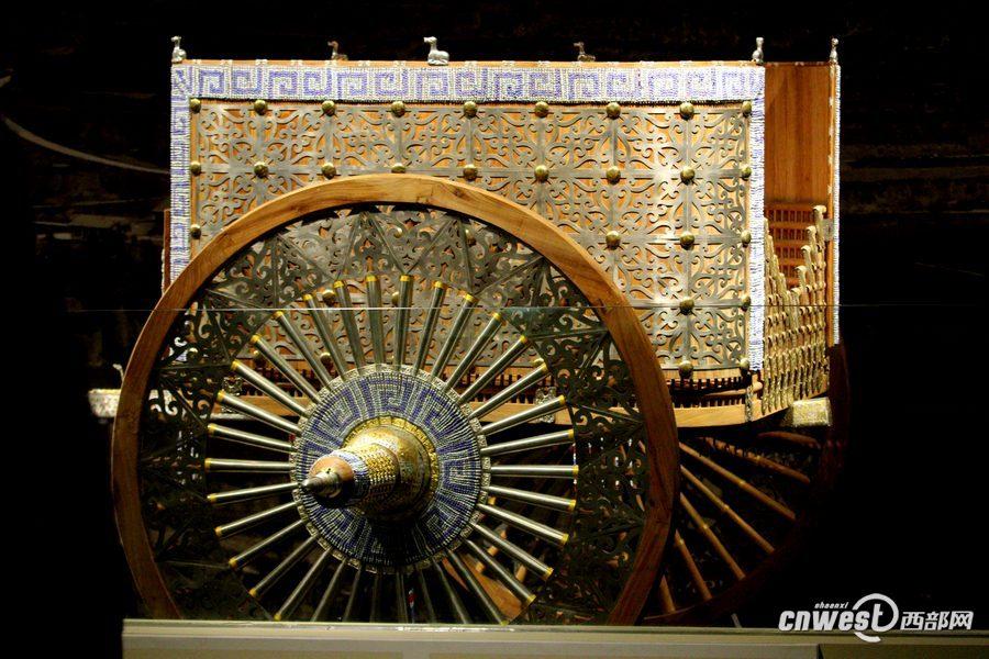 1月7日，甘肅省考古研究所所長王輝向人們介紹花了200萬元復(fù)制的禮儀車輛。