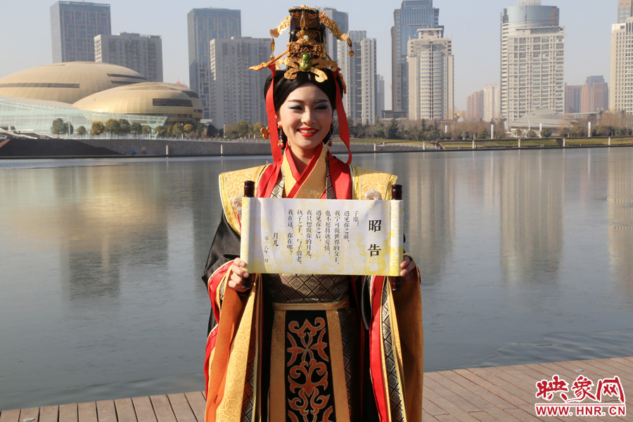 扮成羋月的女子叫小賈，今年27歲，家在鄭州，有房有車。