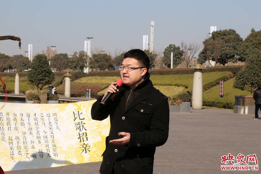 多位在鄭東新區(qū)CBD如意湖附近寫字樓上班的單身男性，聞?dòng)嵡皝沓钁?yīng)征。