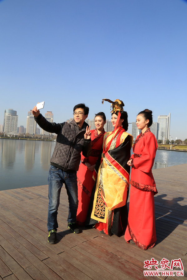 在比歌招親現(xiàn)場(chǎng)，有許多人圍觀拍照。