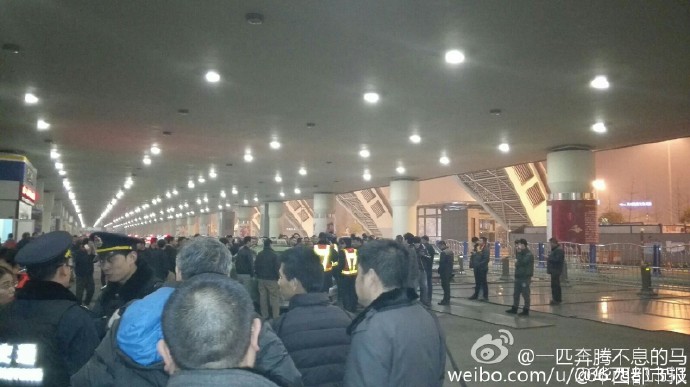 據(jù)現(xiàn)場網(wǎng)友表示：交警和出租車司機吵了起來。