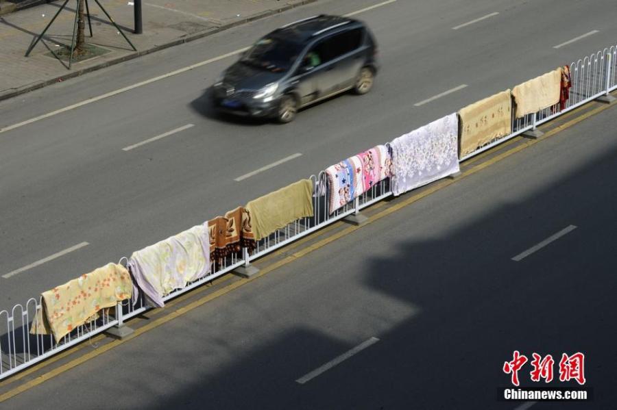 湖南長沙市民曬被“占領(lǐng)”馬路