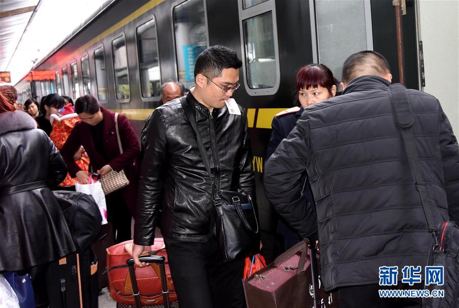 （關(guān)注春運(yùn)）（28）全國(guó)各地迎來(lái)返程客流高峰