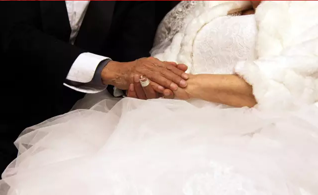 情人節(jié)最溫暖告白！84歲老人包下整樓示愛老伴