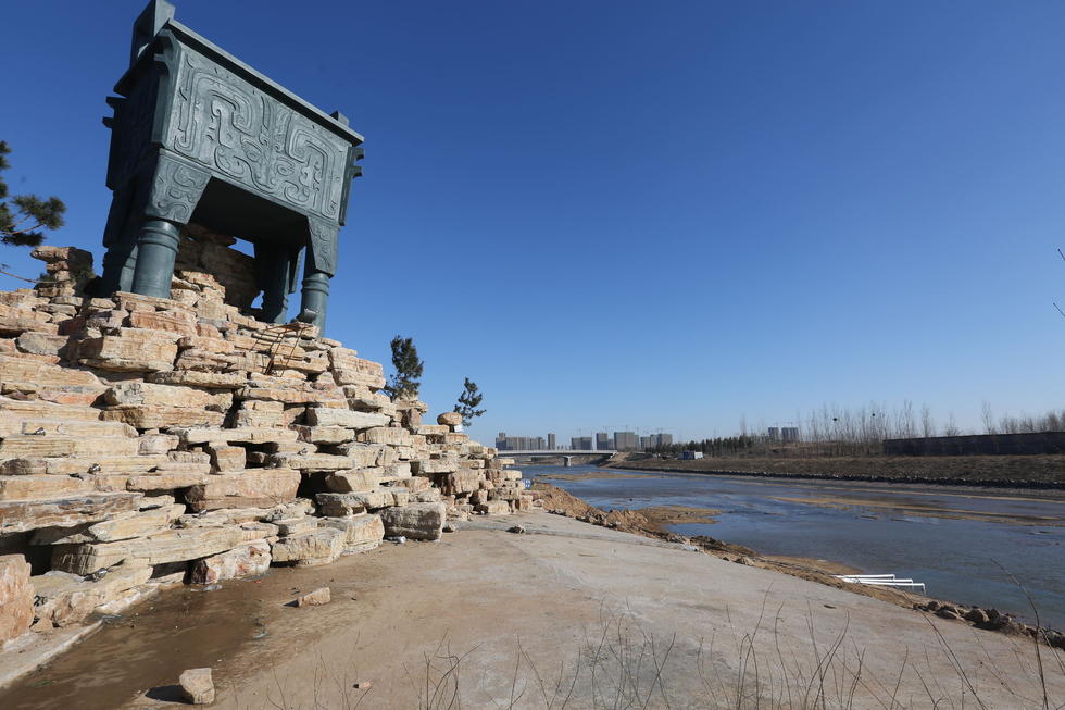 鄭州河邊建十米高銅鼎無防護(hù) 網(wǎng)友:不怕淹了？