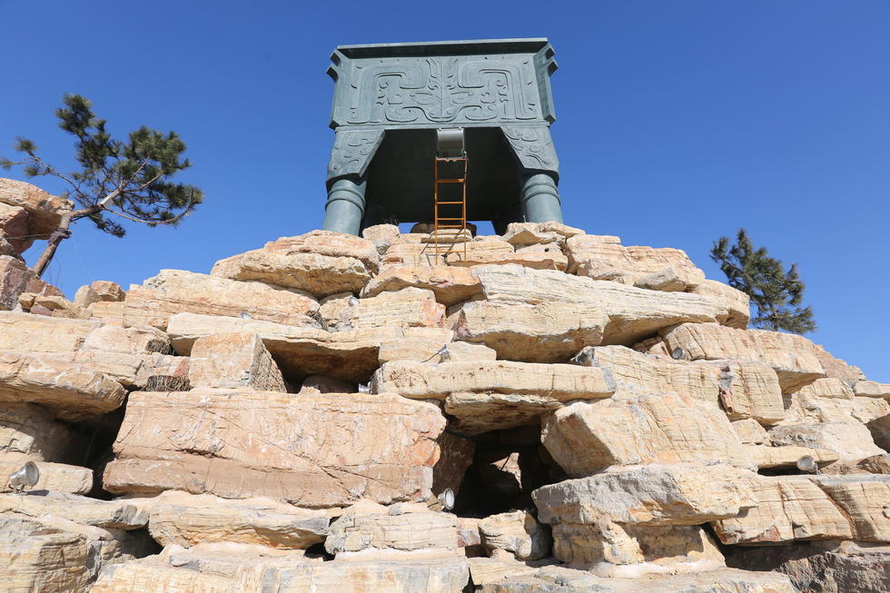 鄭州河邊建十米高銅鼎無防護(hù) 網(wǎng)友:不怕淹了？