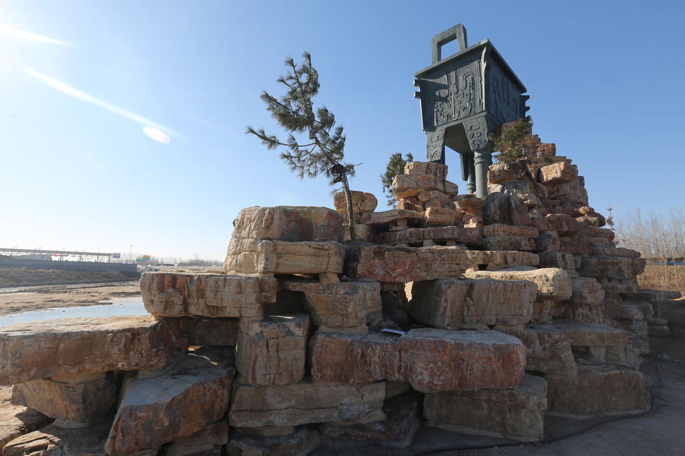 鄭州河邊建十米高銅鼎無防護(hù) 網(wǎng)友:不怕淹了？