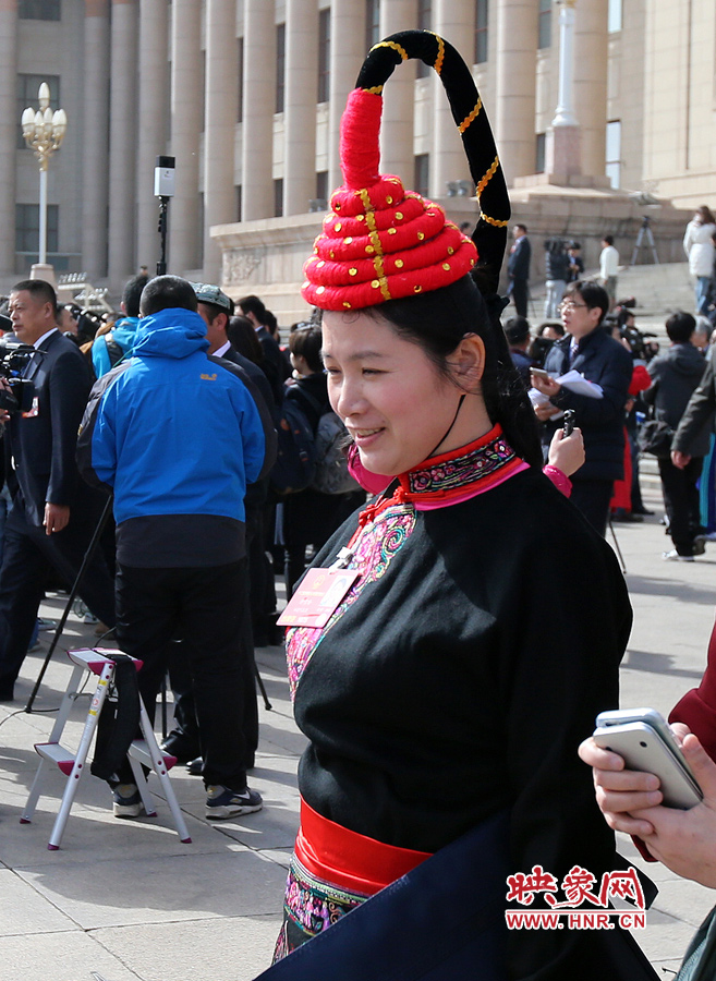 這位代表的頭飾你能猜出是哪個省的么？