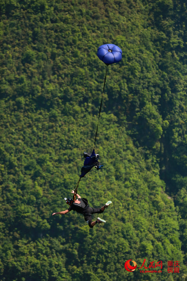 28日，2016世界低空跳傘大賽在重慶云陽(yáng)龍缸景區(qū)正式開(kāi)賽。圖為選手角逐中。劉政寧 攝
