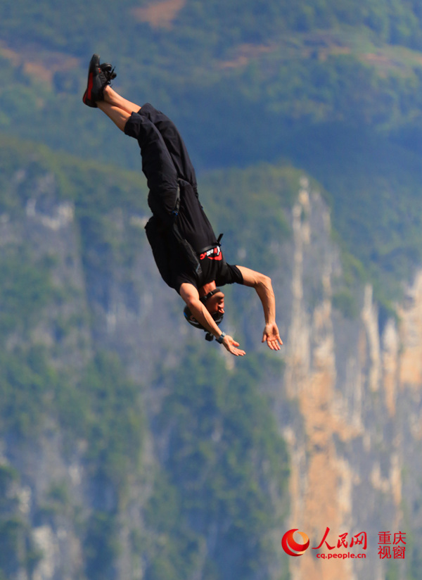 28日，2016世界低空跳傘大賽在重慶云陽(yáng)龍缸景區(qū)正式開(kāi)賽。圖為選手角逐中。劉政寧 攝