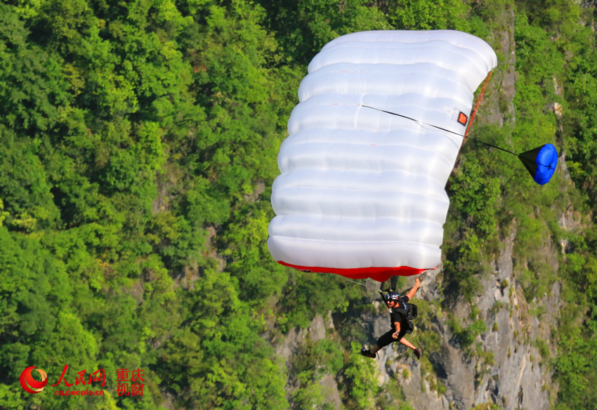 28日，2016世界低空跳傘大賽在重慶云陽(yáng)龍缸景區(qū)正式開(kāi)賽。圖為選手角逐中。劉政寧 攝