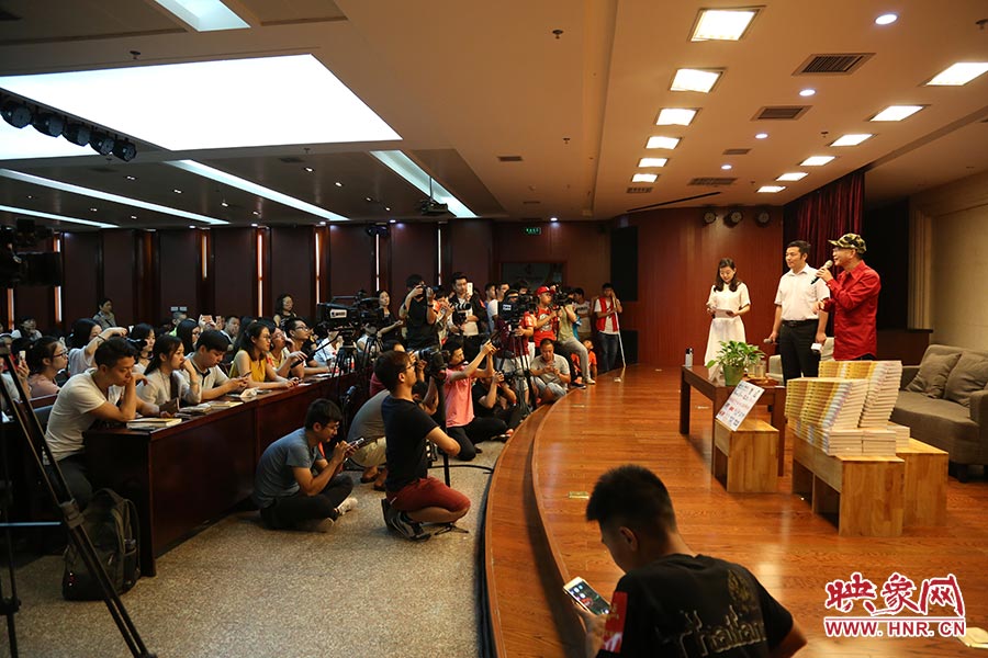 河南本土主流媒體基本全部到場(chǎng)，六小齡童接受記者提問。