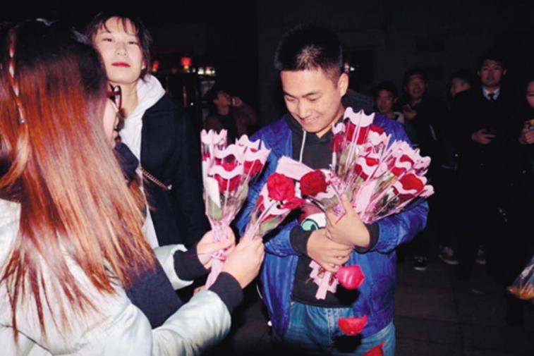 男生被20名女生告白:整個人蒙了 男生被20名女生告白:整個人蒙了