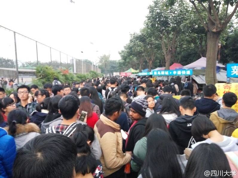 四川一大學(xué)取快遞現(xiàn)場 四川一大學(xué)取快遞現(xiàn)場