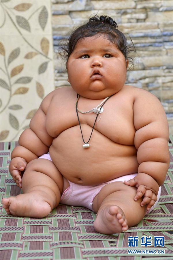 4月17日，在印度阿姆利則，女孩查哈特在家中。