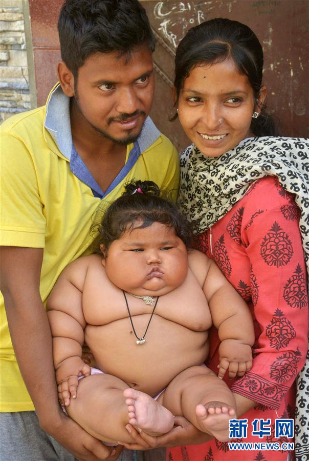 4月17日，在印度阿姆利則，女孩查哈特（中）和父母在家中。