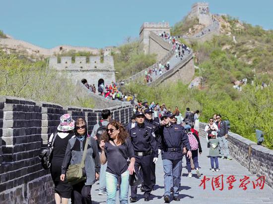 參加聯(lián)合巡邏的中意警察在長(zhǎng)城上巡邏。本網(wǎng)記者 陳路坤 攝