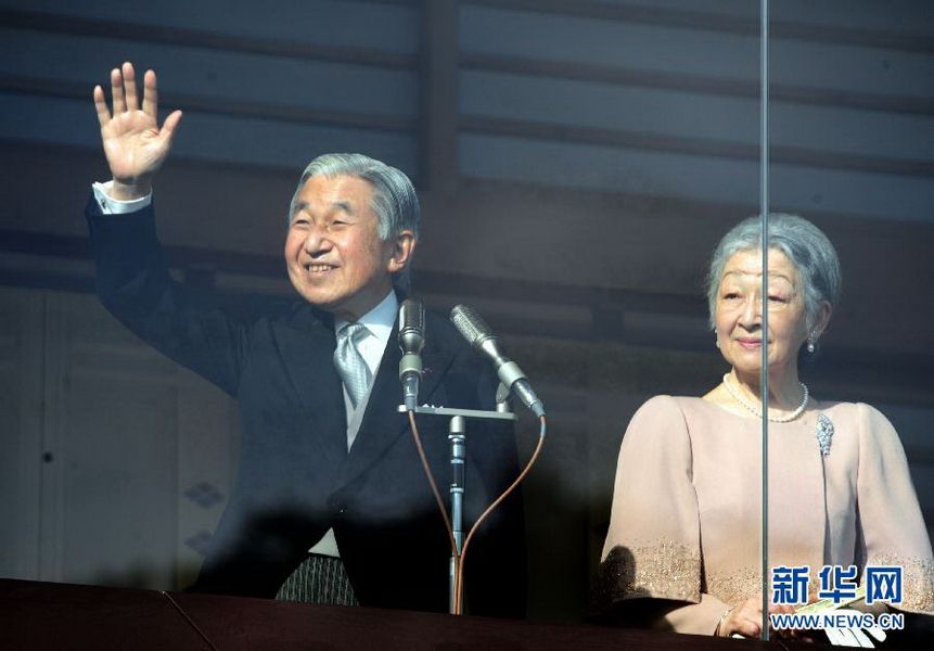 當(dāng)?shù)貢r(shí)間12月23日，在位于日本東京的皇宮，日本明仁天皇向民眾致意。