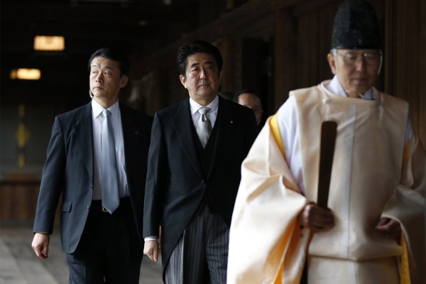當?shù)貢r間2013年12月26日，日本東京，日本首相安倍晉三抵達靖國神社。