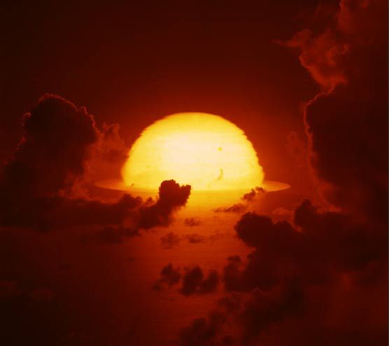 1961年，南太平洋上空，氫彈爆炸后的大火球開始擴散。