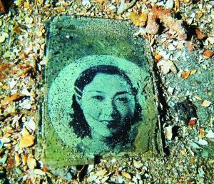 一名年輕女子的照片，很可能是當年士兵的家人。