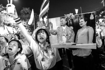 5日，泰國(guó)巴蜀府海濱度假勝地華欣，數(shù)萬民眾身穿國(guó)王的代表色“黃色”T恤，自發(fā)上街，口喊“國(guó)王萬歲”的口號(hào)。