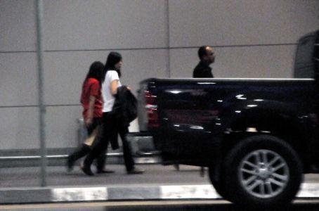 白衣女子（右二）為獲釋中國(guó)女游客（圖片來(lái)源：新海峽時(shí)報(bào)）