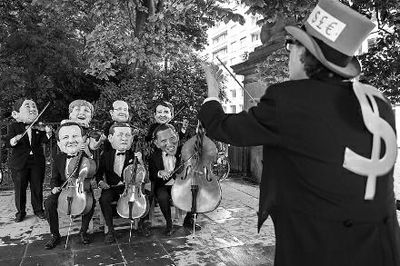 4日在布魯塞爾，非政府組織『樂施會(huì)』成員戴著七國(guó)首腦面具演奏名曲《錢錢》，批評(píng)七國(guó)政策導(dǎo)致全球貧富差