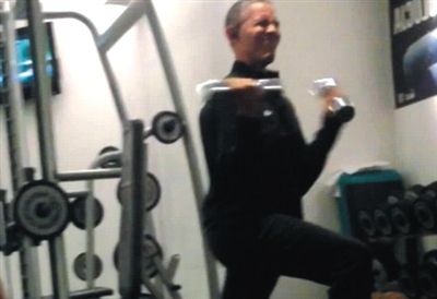 奧巴馬舉啞鈴時“不注意形象的表情”。