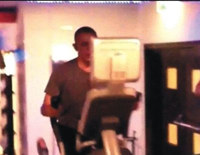 酒店健身中心，橢圓機(jī)上鍛煉的奧巴馬。