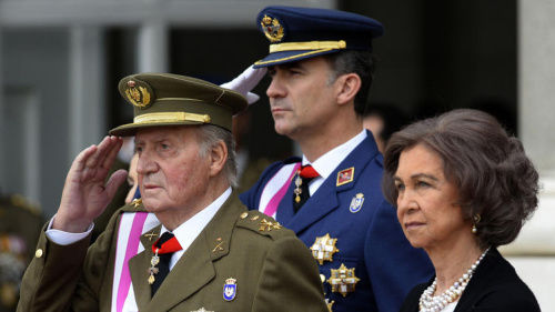 資料圖：西班牙國(guó)王胡安·卡洛斯一世（左）與其子費(fèi)利佩王儲(chǔ)（中）。