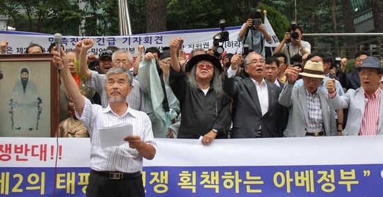 7月2日，在韓國(guó)首爾的日本駐韓國(guó)大使館前，民眾手持標(biāo)語(yǔ)參加抗議活動(dòng)。
