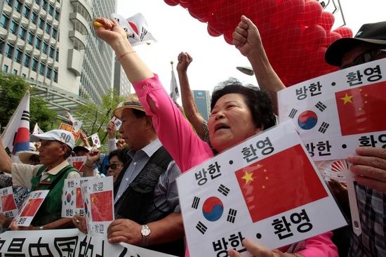 7月2日，在中國(guó)駐韓使館前，韓國(guó)民眾集會(huì)歡迎中國(guó)國(guó)家主席習(xí)近平訪韓，并打出寫有“釣魚島是中國(guó)的土地”字樣。