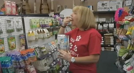 美國(guó)女子欲吃30天狗糧證明其營(yíng)養(yǎng)價(jià)值(圖)