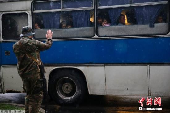 烏克蘭頓涅茨克，烏克蘭政府軍對(duì)當(dāng)?shù)爻掷m(xù)炮擊，民眾為躲避戰(zhàn)火，紛紛登上列車離開。