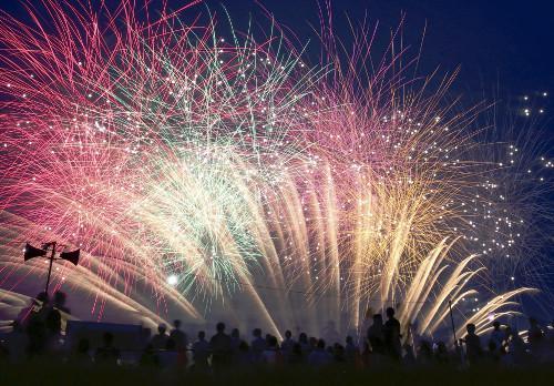 日本關(guān)東甲信地區(qū)當(dāng)天發(fā)布了梅雨期結(jié)束的消息，東京都葛飾區(qū)的江戶川河川敷當(dāng)晚舉行了煙花大會(huì)，約13000束煙花在夜空中綻放。（網(wǎng)頁(yè)截圖）