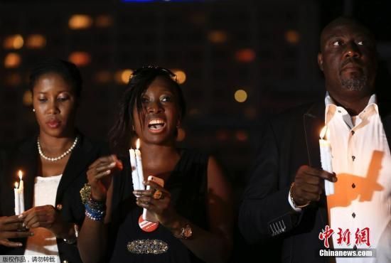 　資料圖：當(dāng)?shù)貢r(shí)間2014年8月26日，尼日利亞阿布賈，民眾舉行“帶回我們的女孩”活動(dòng)為埃博拉病毒感