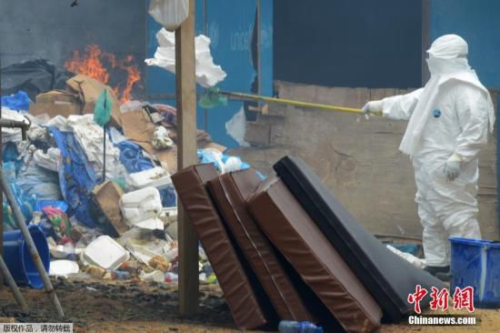 當(dāng)?shù)貢r間2014年9月3日，利比里亞蒙羅維亞，約翰·菲茨杰拉德·肯尼迪醫(yī)院的醫(yī)護人員和病人。9月1日