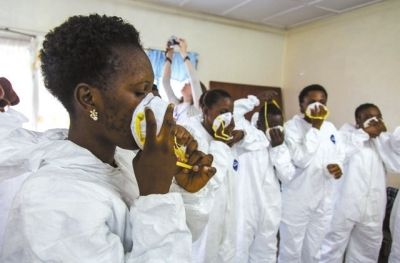 9月18日，塞拉利昂護(hù)士接受使用埃博拉防護(hù)裝備培訓(xùn)。新華社發(fā)