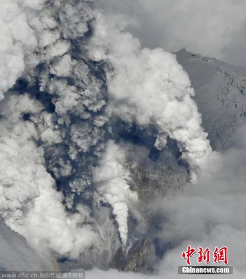 日本中部御岳山發(fā)生噴發(fā)，或已造成數(shù)人受傷。這座日本第二高的火山噴出高達(dá)3公里的火山灰。