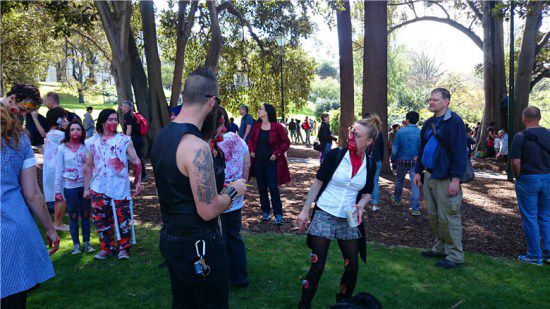 墨爾本僵尸大游行：滿地血漿造型逼真恐怖（圖）