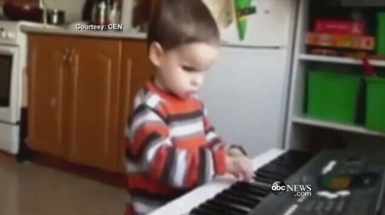 歐洲3歲盲童無師自通會(huì)彈鋼琴被譽(yù)“小莫扎特”