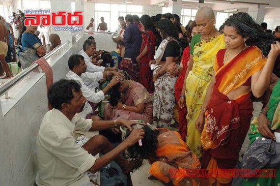 亮瞎眼！印寺廟朝圣日每天為2萬人剃光頭