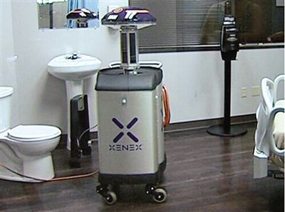 可通過發(fā)射紫外線對房間消毒的機器人。