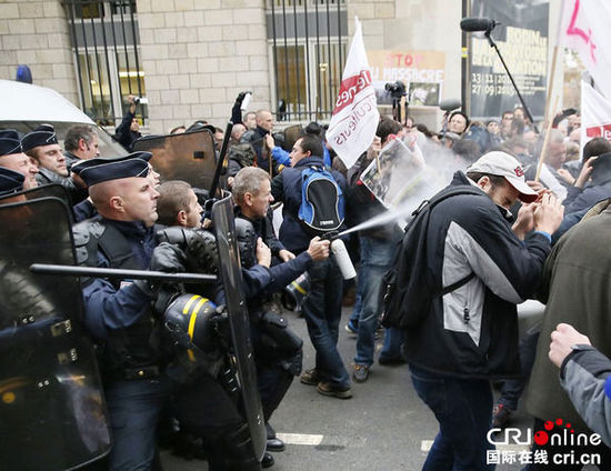 　　當(dāng)?shù)貢r間2014年11月27日，法國巴黎，法國農(nóng)民帶綿羊在埃菲爾鐵塔附近抗議，要求環(huán)保部門采取有效措施解決狼群襲擊羊群問題。　圖片來源：TRICK KOVARIK/CFP