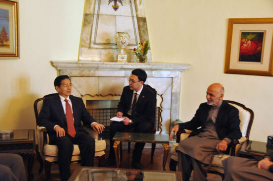 　11月30日，阿富汗總統(tǒng)加尼在首都喀布爾會(huì)見到訪的中國國務(wù)委員郭聲琨。