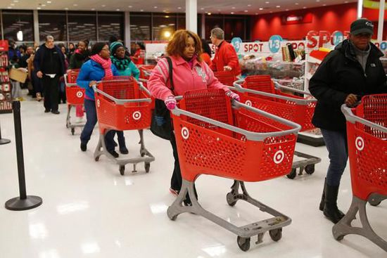 在整個(gè)感恩節(jié)假期，美國零售業(yè)銷售下降11%，為連續(xù)第二年下降。